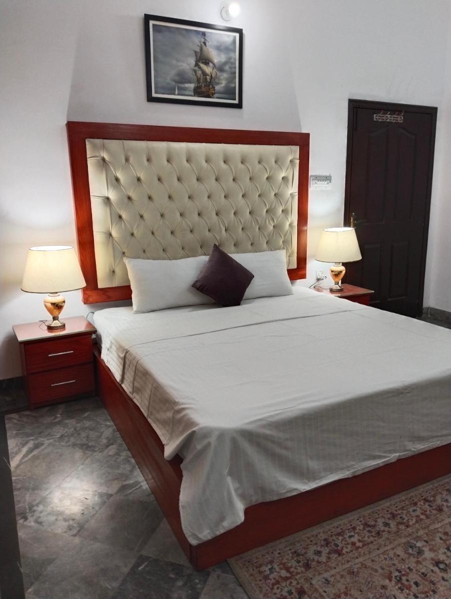 1 Kanal Entire House with 4 Bedrooms - Housity
