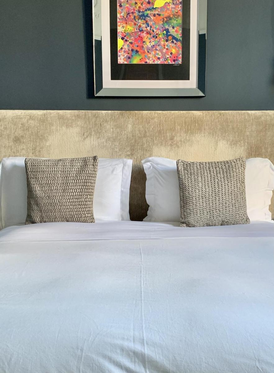 Un ou plusieurs lits dans un hébergement de l'établissement Hôtel Particulier Le 28 - Spa & Art Luxury Design by Alain Ducasse