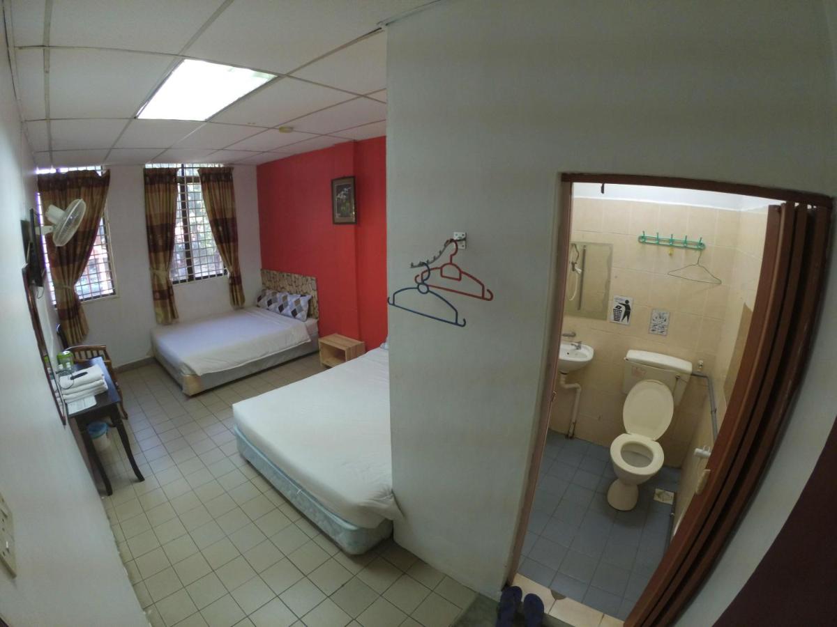 GOLDEN GATE HOTEL KEMAMAN by RVH - Housity