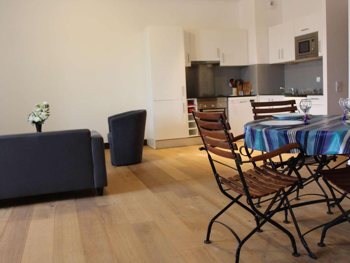 Appartement 3 pièces avec cuisine équipée, TV, et parquet massif à Rochefort - FR-1-246B-462 - Housity