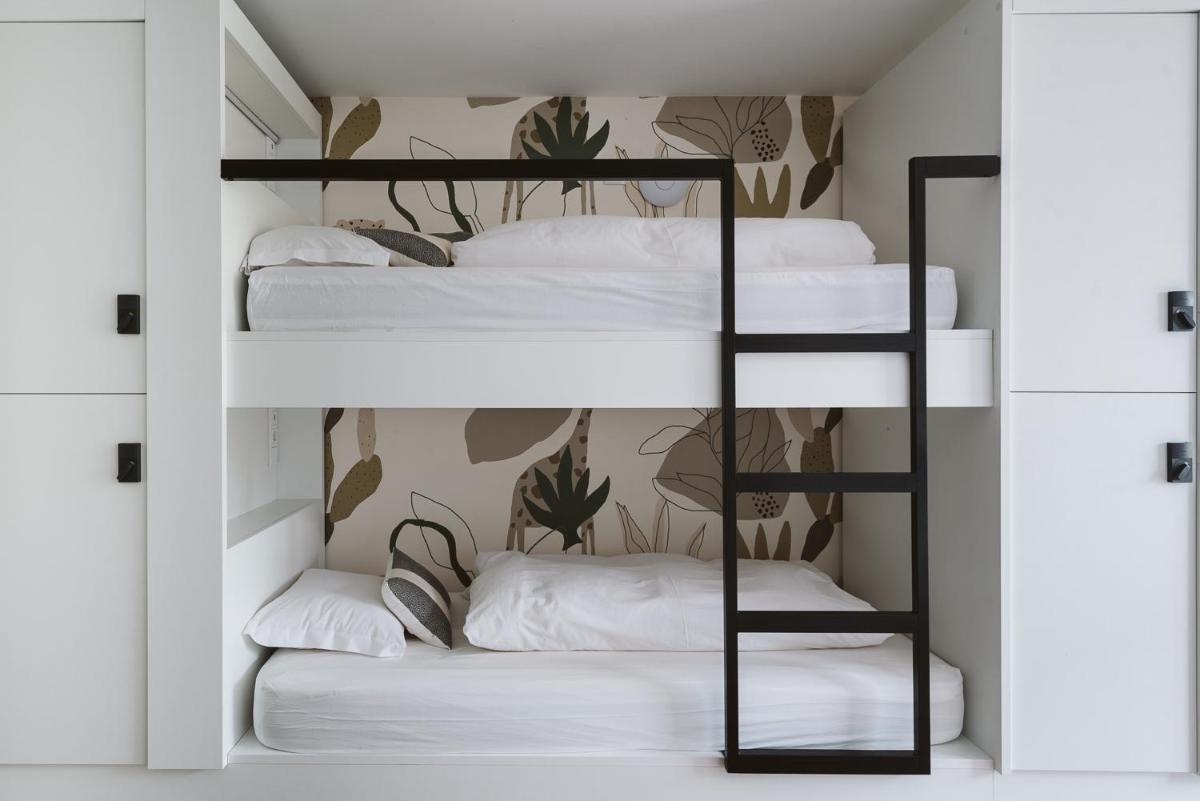 Uma cama ou camas num quarto em The Salty Pelican Yoga & Surf Retreat