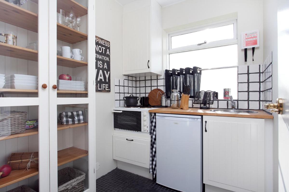 Overlooking the city, bright & cozy - Free Parking (A2) - Housity