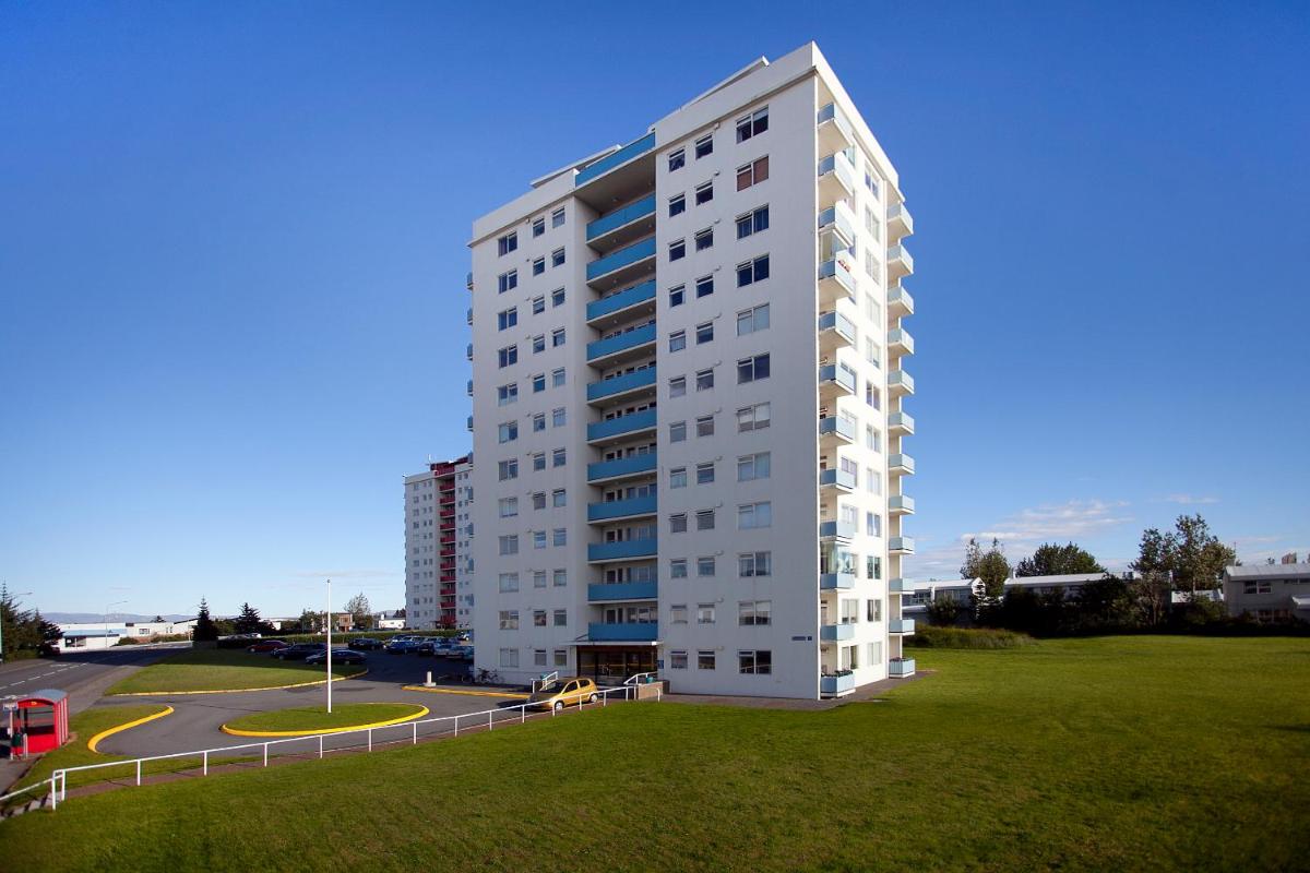 Overlooking the city, bright & cozy - Free Parking (A2) - Housity