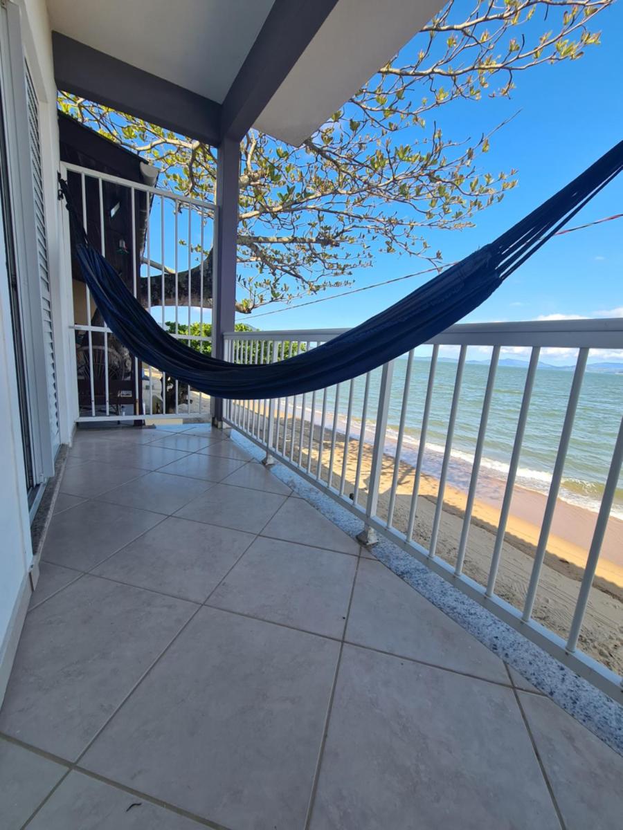 Casa ampla pé na areia SC com vista para o mar - Housity