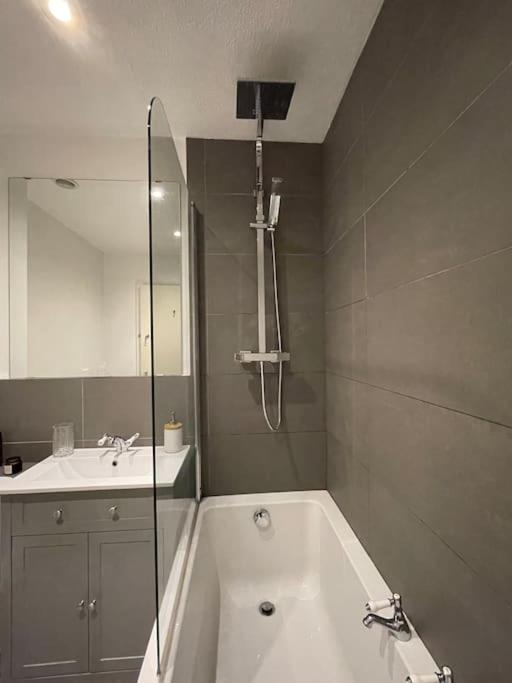 Manchester 2 Bedroom House with Garden - Hizvo