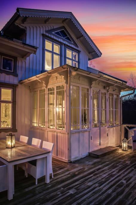 Suitetrails - Stort sekelskifteshus med 6 sovrum pool, bastu & utekök