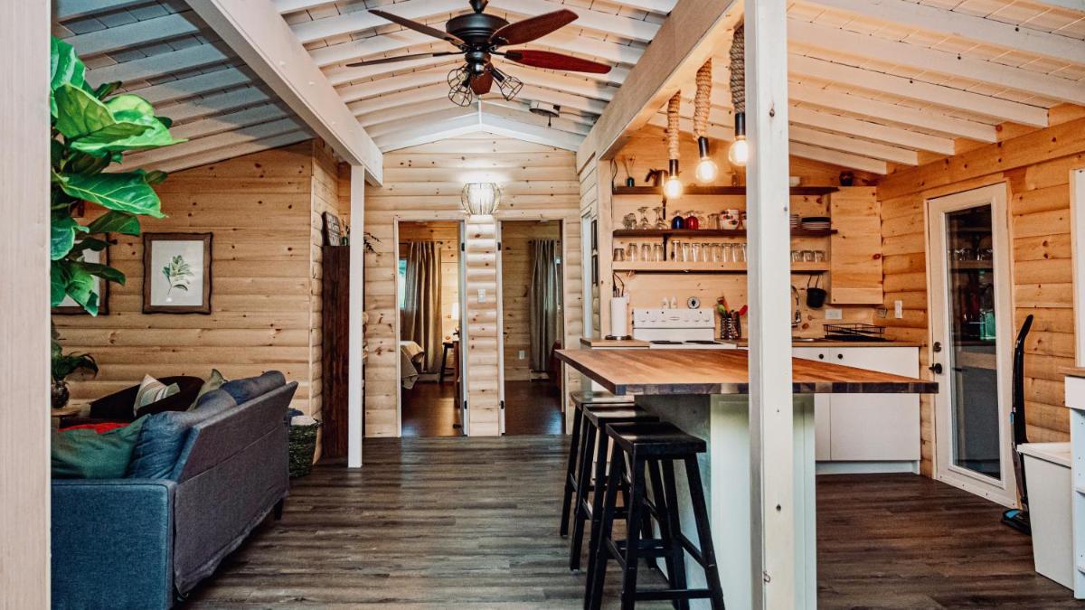 Muskoka Creekside Escape - Housity