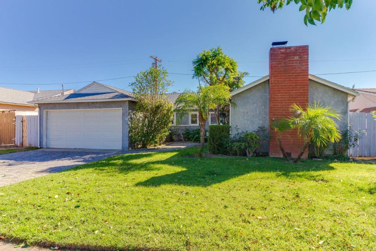 4 bedroom house with a pool - Housity