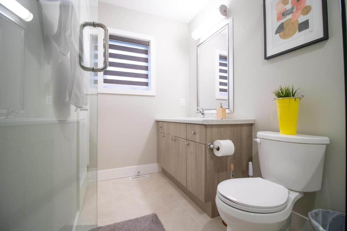 Exceptional Townhome Sleeps 8 - 3QB, 2 dbles, Fiber Wi-fi, Free Parking - Housity
