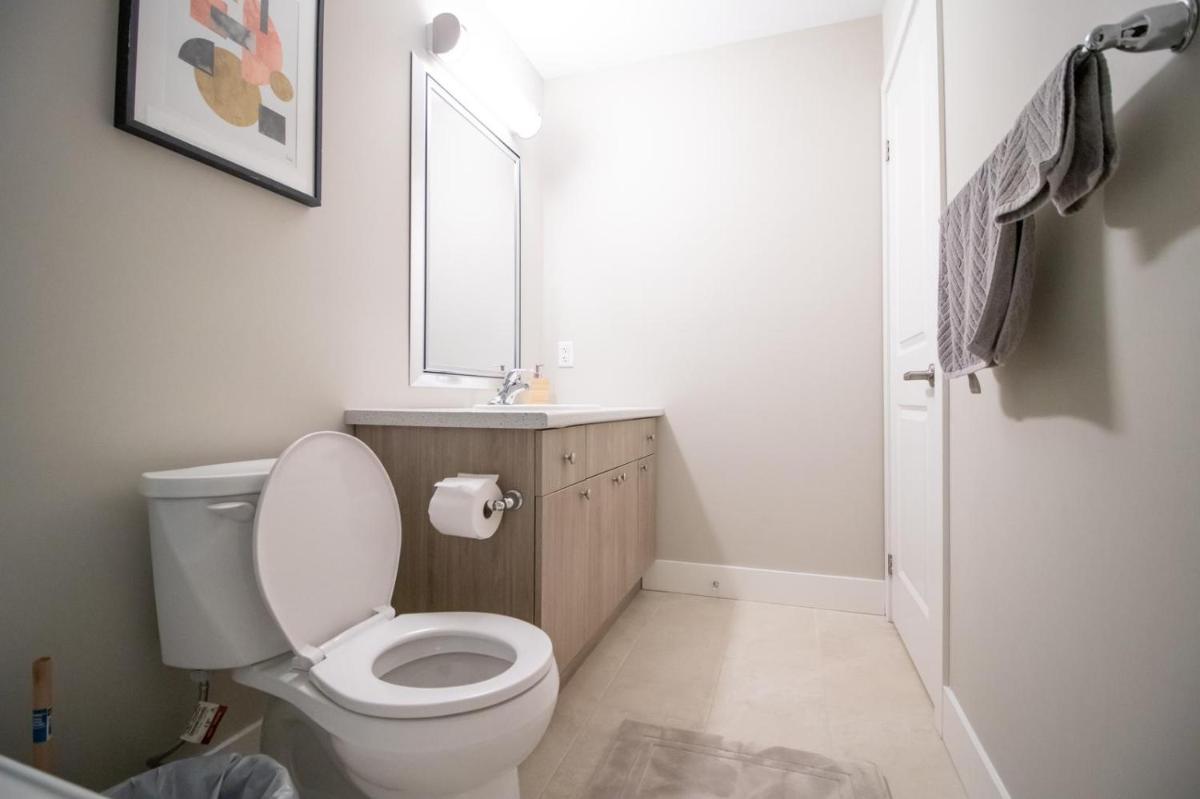Exceptional Townhome Sleeps 8 - 3QB, 2 dbles, Fiber Wi-fi, Free Parking - Housity