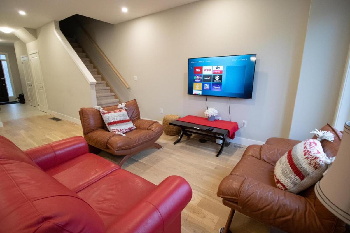 Exceptional Townhome Sleeps 8 - 3QB, 2 dbles, Fiber Wi-fi, Free Parking - Housity