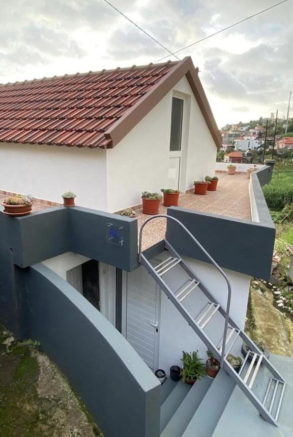 Cozy 1 BR w/ balcony, ocean view & perfect sunsets - Housity