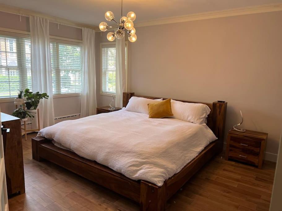 Amazing 3 bedrooms place with indoor fireplace 10 min to downtown MTL - Housity