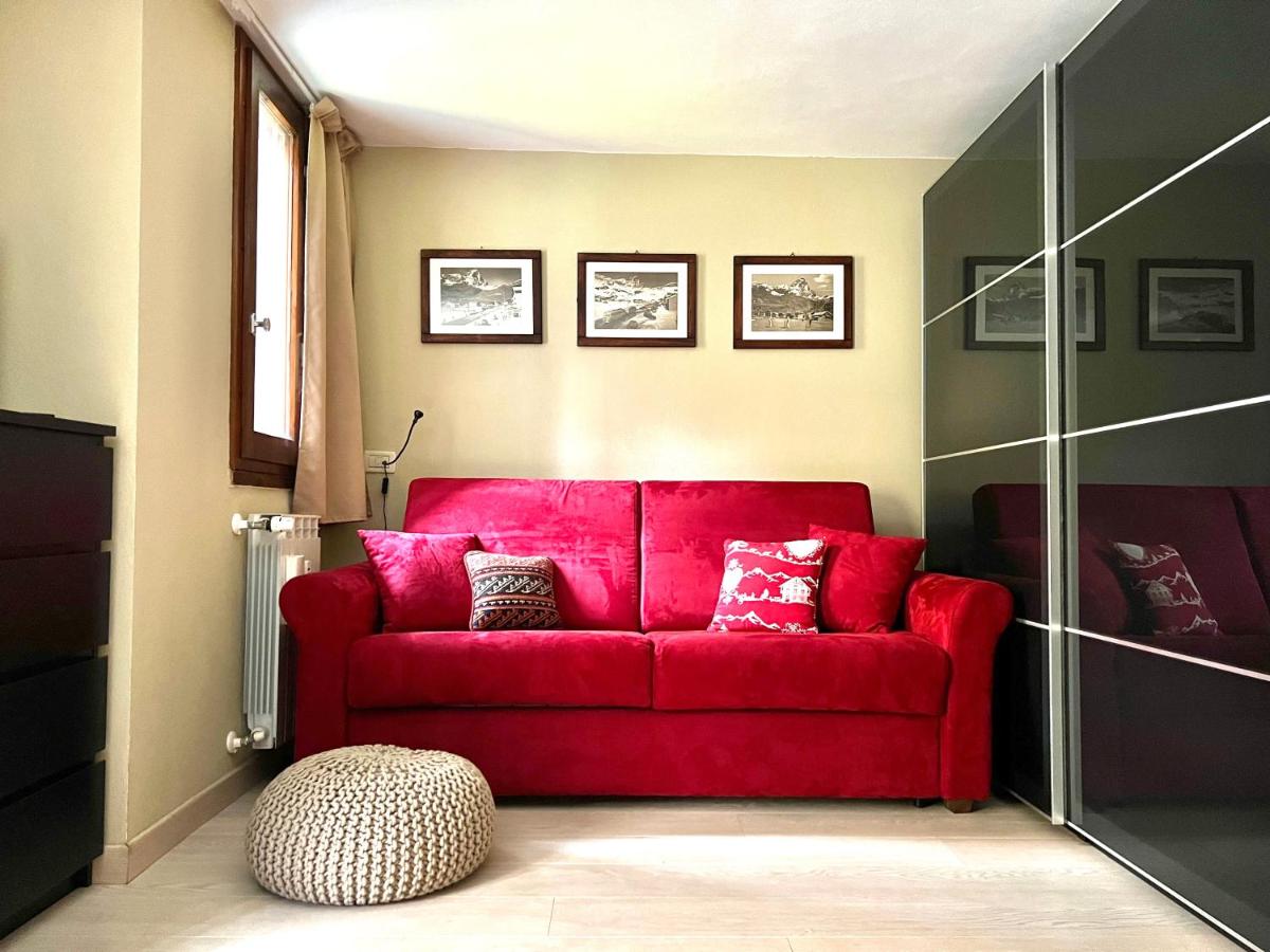 Pine Tree Studio - Housity