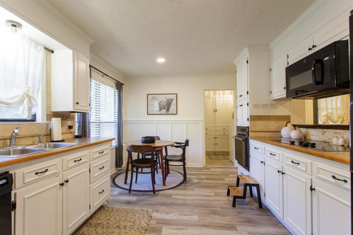 4 Bedroom House for 10 - Housity