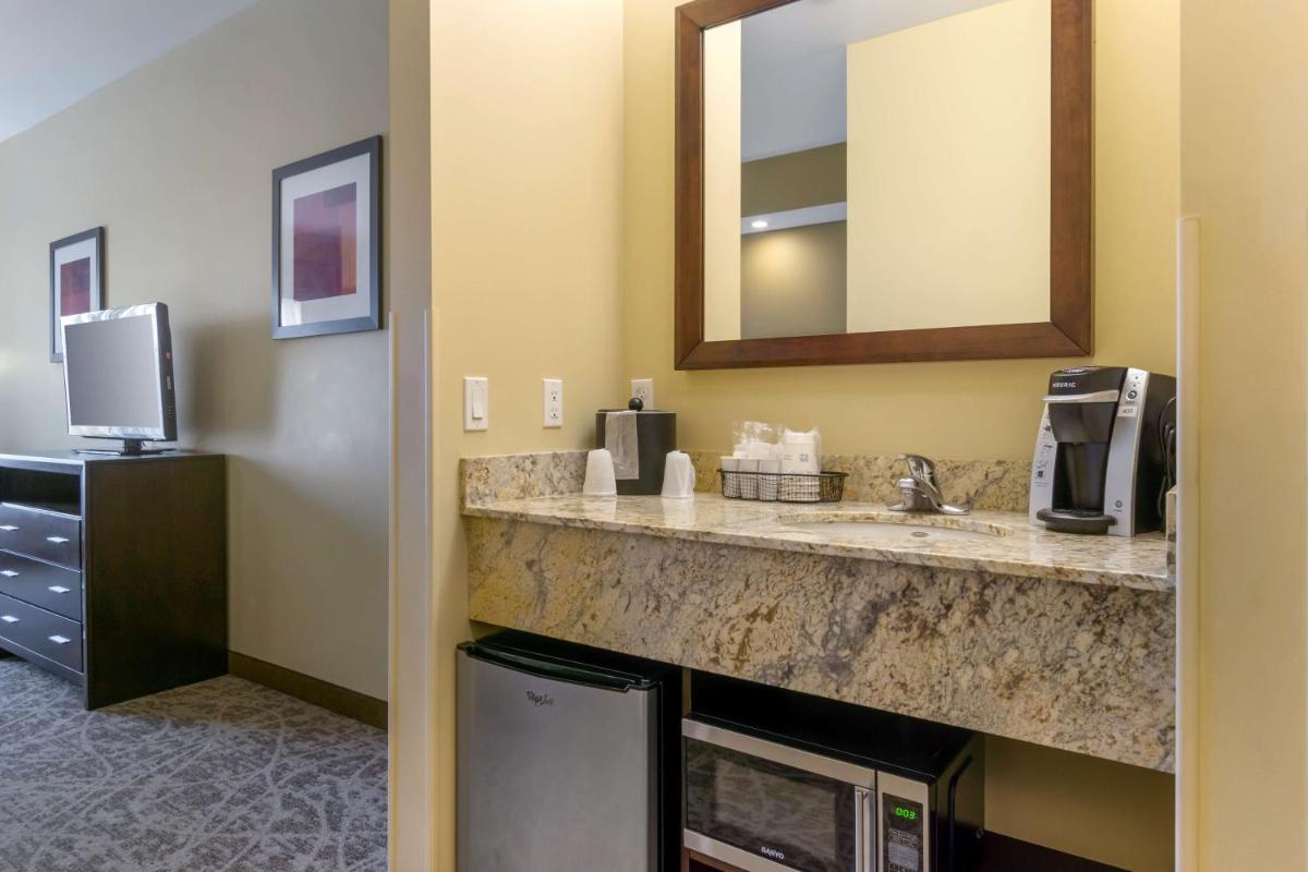 Best Western Plus Lacey Inn & Suites - Housity