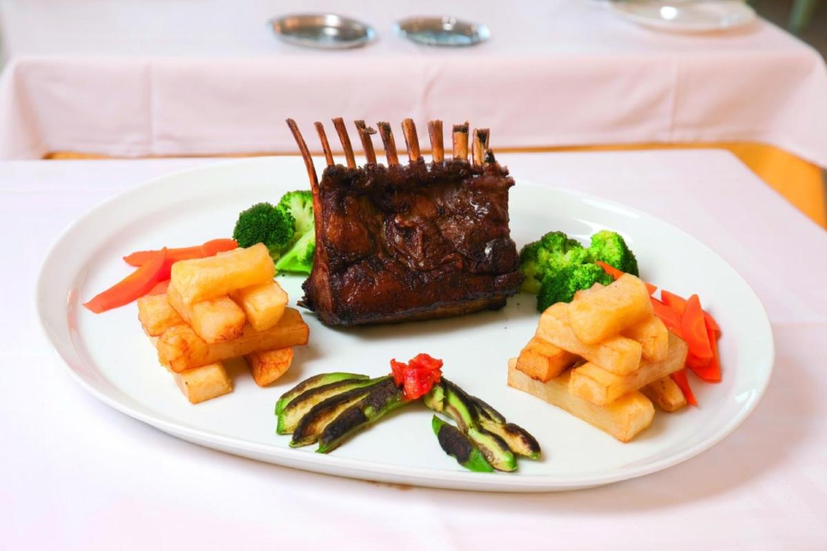 Comida en o cerca de este hotel