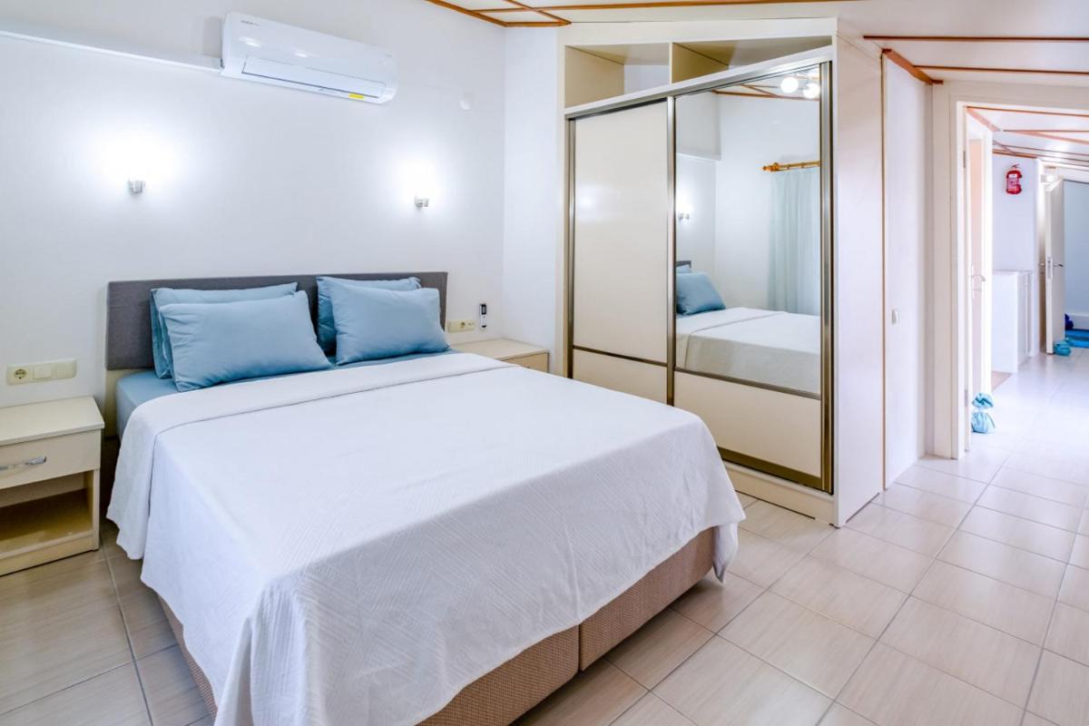 Villa with Shared Pool and Jacuzzi in Seydikemer - Housity