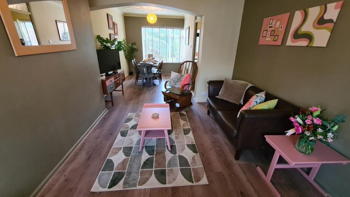Woodstock by Spires Accommodation a uniquely retro 3 bedroom property - Housity