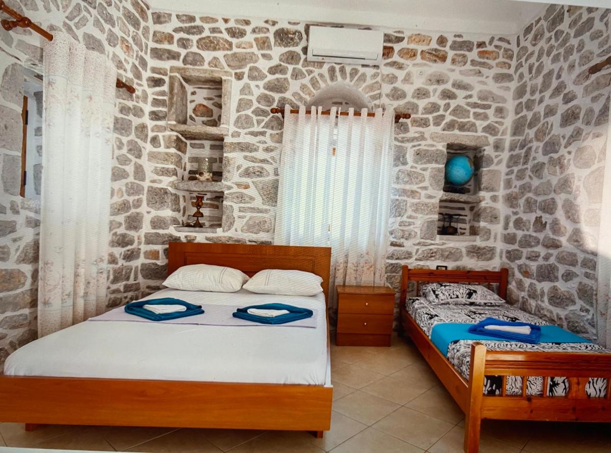 Stone tower east mani - Housity