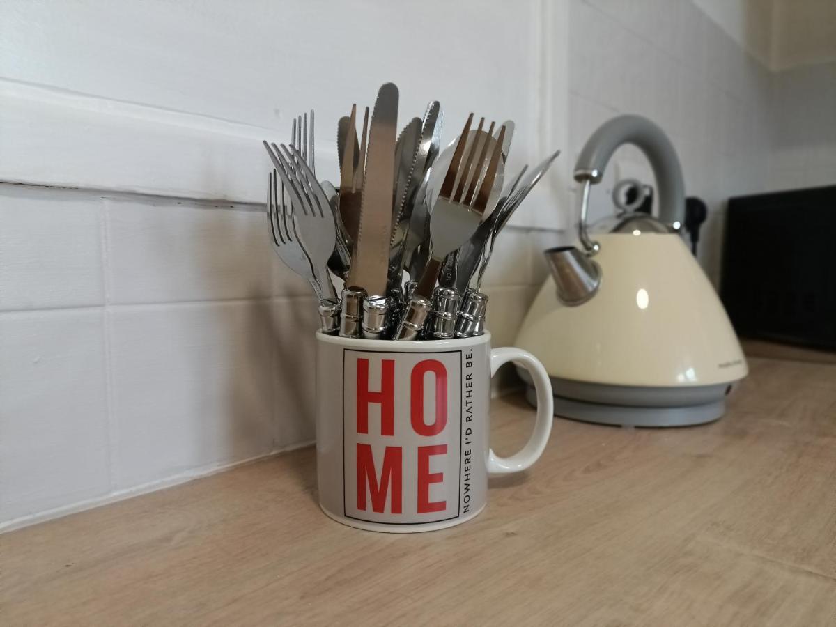 2 Bed Functional House Close to Manor Park Train Station - Housity