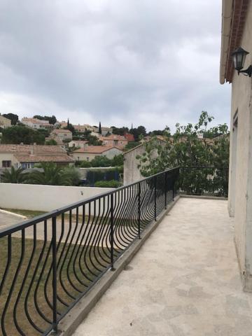 Haut de maison entièrement rénové avec garage - Housity