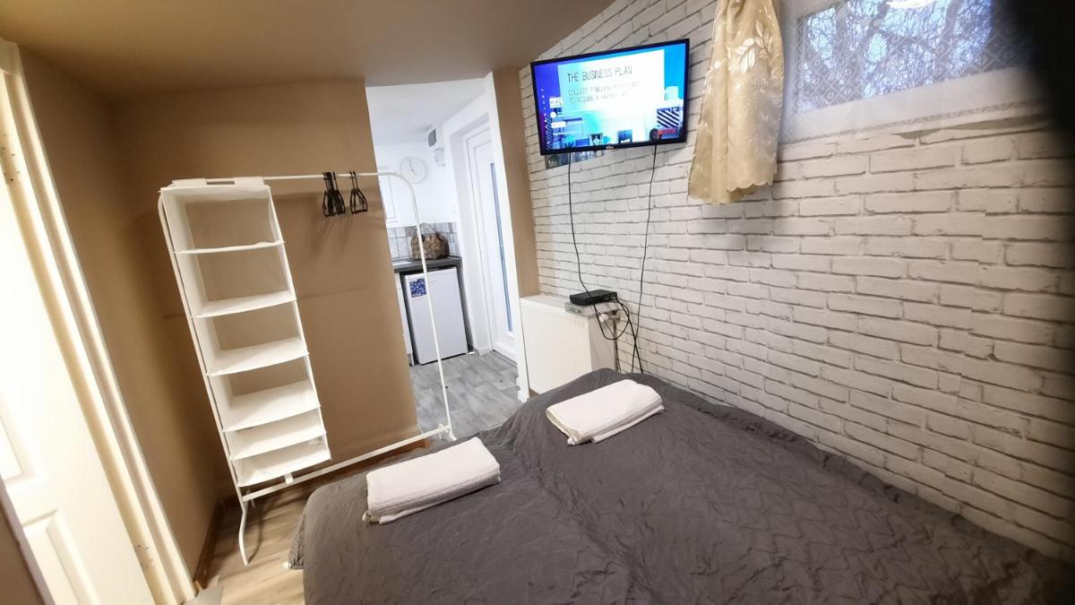 Hi-Bp Garden City Batsanyi Tiny House near the city train with FREE PARKING - Housity