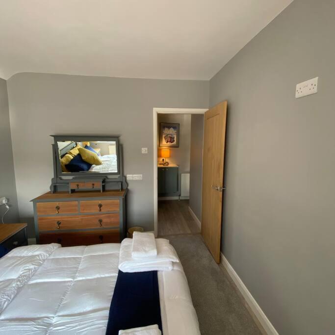 Stylish 1st Floor flat Free Parking 2mins from Junction 48A1m - Housity