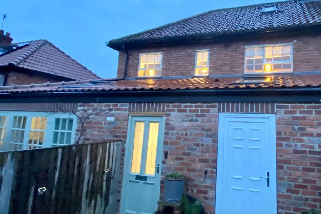 Stylish 1st Floor flat Free Parking 2mins from Junction 48A1m - Housity