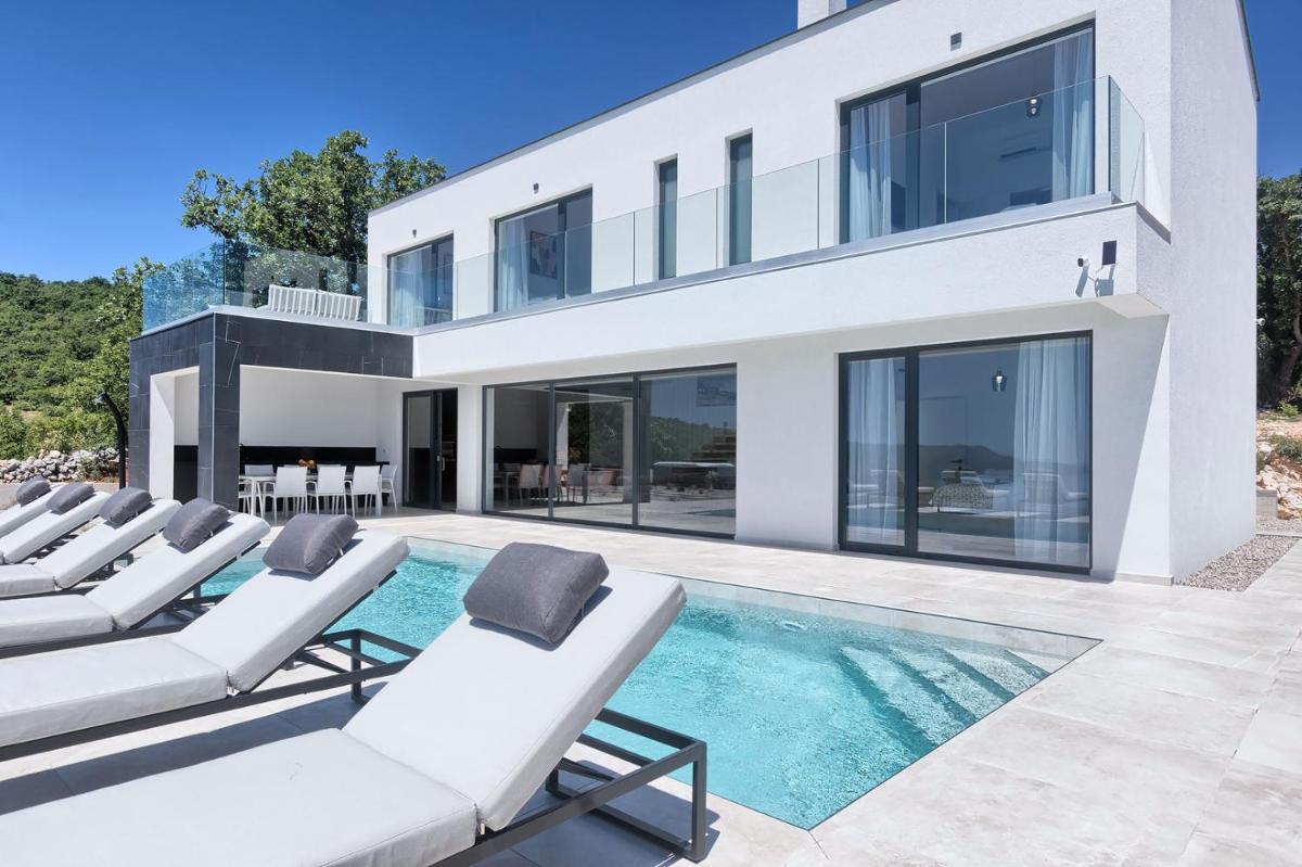 Villa Ultima with sea view, private pool, jacuzzi, gym and sauna - Housity