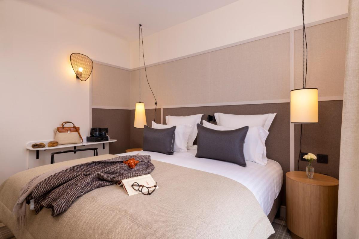 une chambre d'hôtel avec un lit avec une serviette dessus dans l'établissement Hôtel Toujours & Spa, à Paris