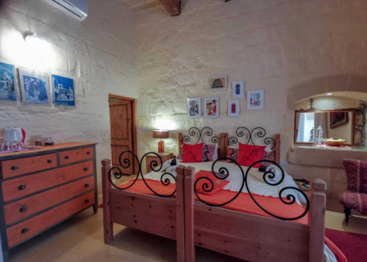 Peaceful Farmhouse stay with cozy Yard - Housity
