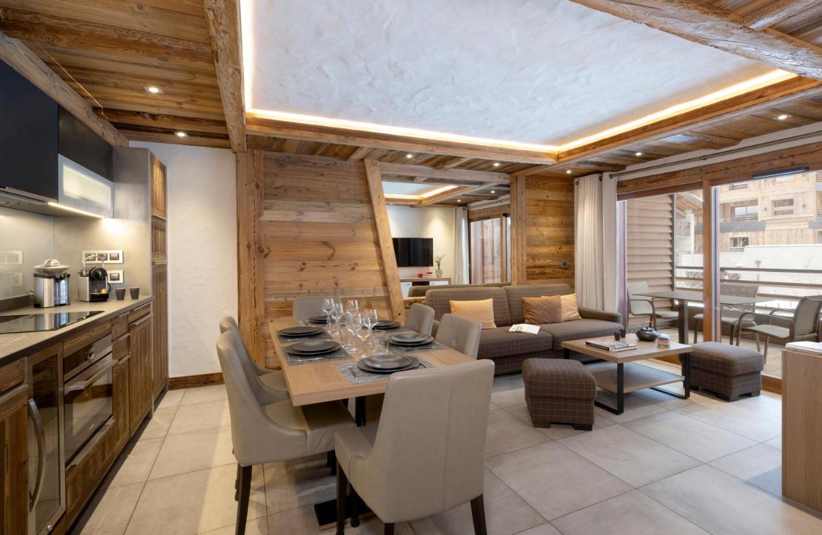 une cuisine et un salon avec une table et des chaises dans l'établissement MGM Hôtels & Résidences - Résidence Le Cristal de Jade, à Chamonix-Mont-Blanc 37 autres photos