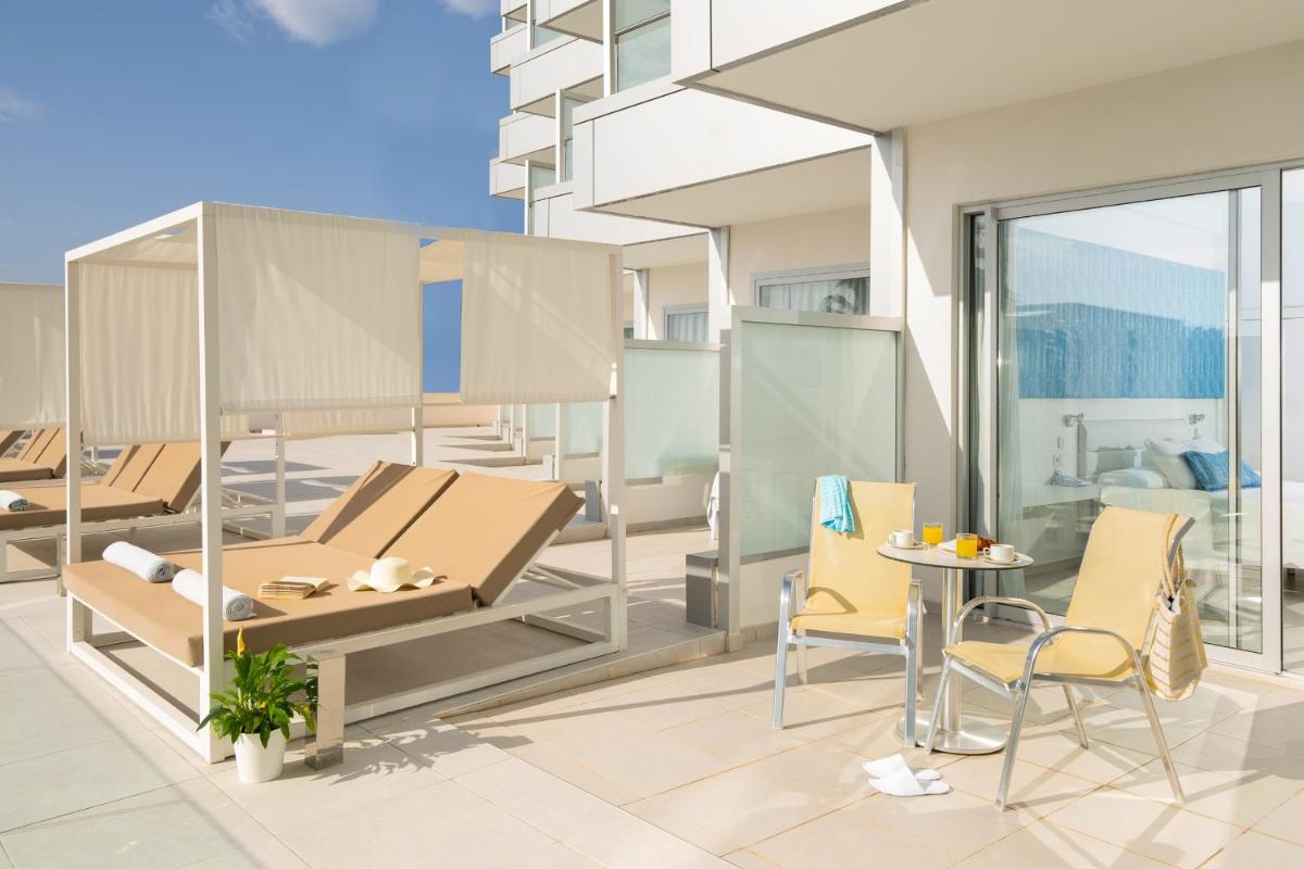 Un balcón o terraza de Reverence Mare Hotel - Adults Only