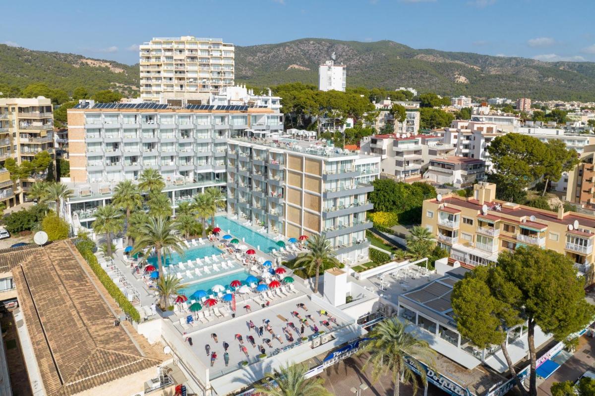 Una vista aérea de un complejo turístico con piscina. en Reverence Mare Hotel - Adults Only, en Palmanova