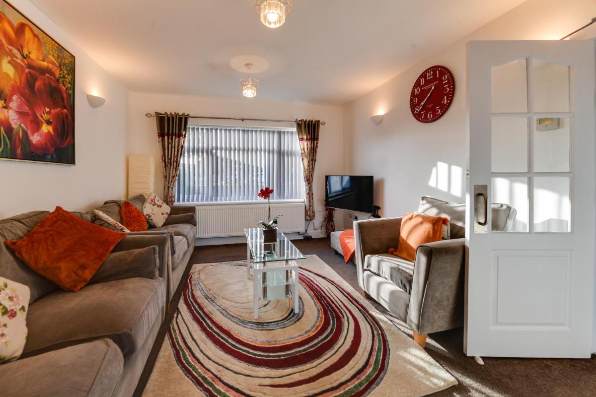 3 Bedroom Home l Free Parking l 5 Guests l Contractor Stays l Family Stays I - Housity