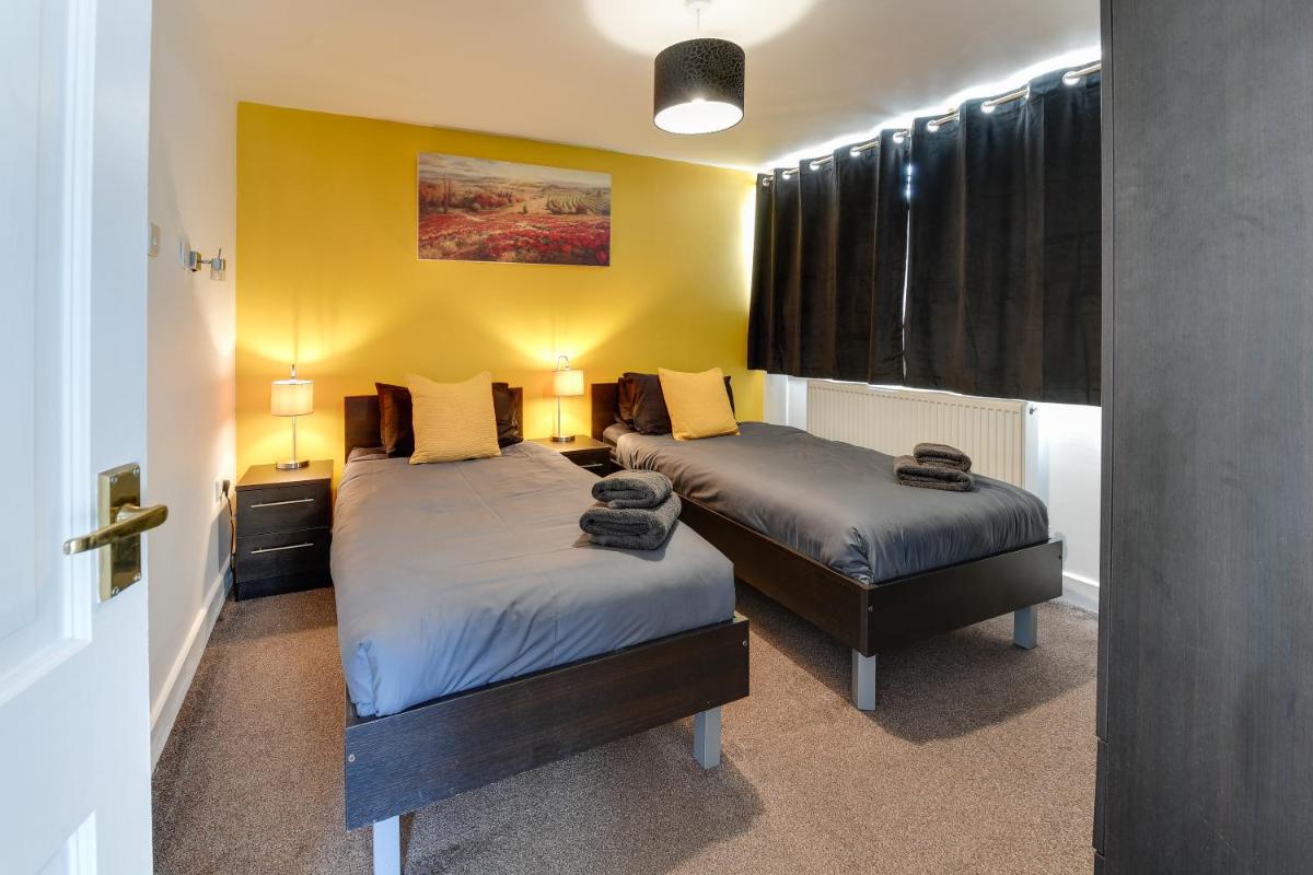 3 Bedroom Home l Free Parking l 5 Guests l Contractor Stays l Family Stays I - Housity