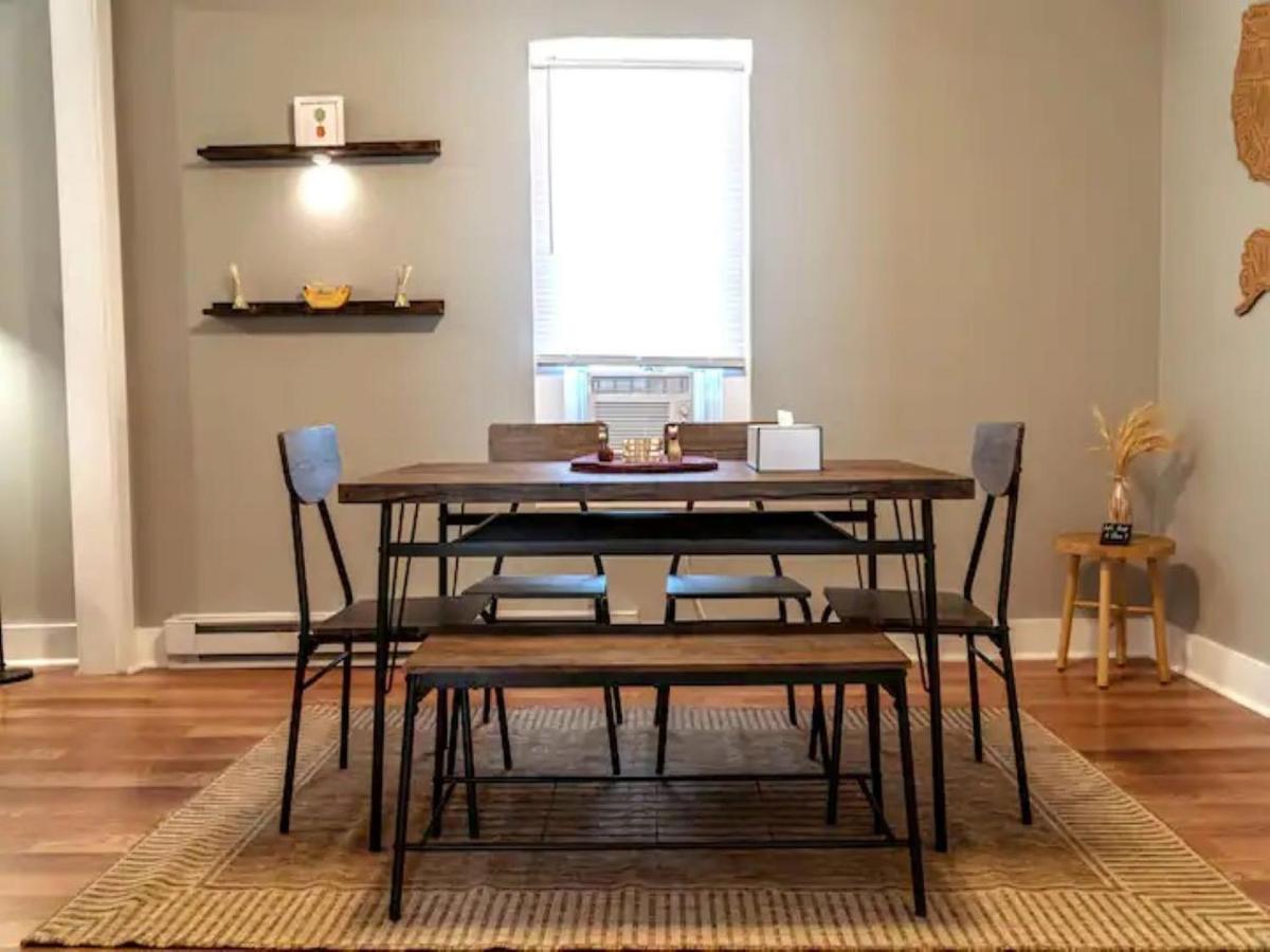 Cozy 3 Bedroom House w/ Free Parking, Netflix, & More - Housity