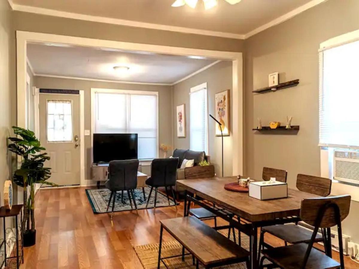 Cozy 3 Bedroom House w/ Free Parking, Netflix, & More - Housity