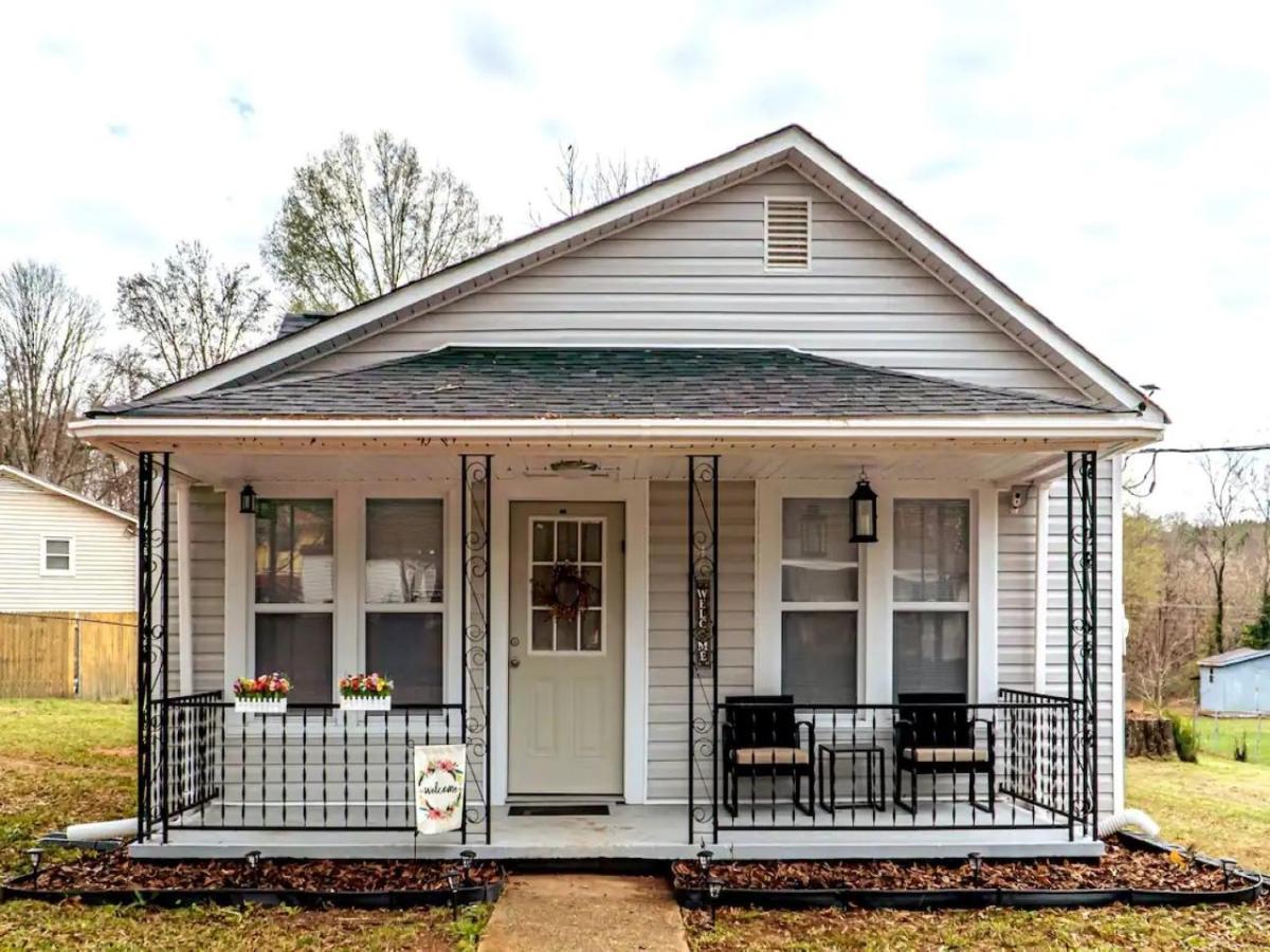 Cozy 3 Bedroom House w/ Free Parking, Netflix, & More - Housity