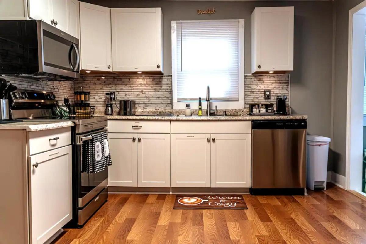 Cozy 3 Bedroom House w/ Free Parking, Netflix, & More - Housity