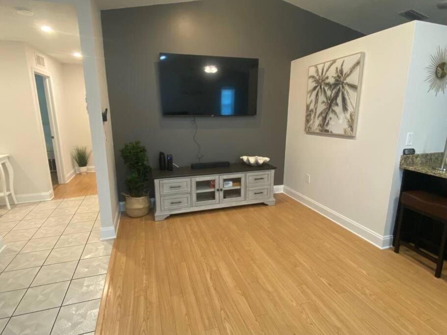 Pet friendly with heated pool - Housity