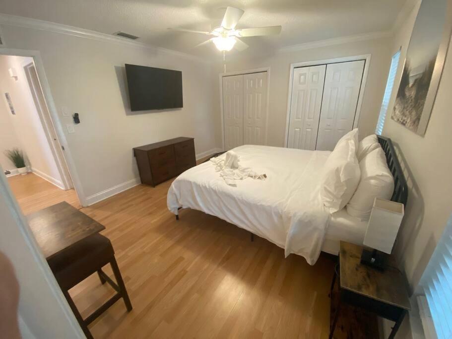 Pet friendly with heated pool - Housity