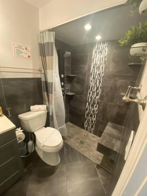 Pet friendly with heated pool - Housity