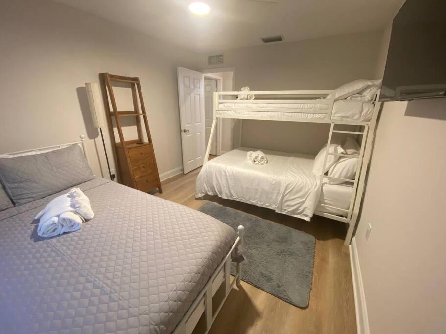 Pet friendly with heated pool - Housity