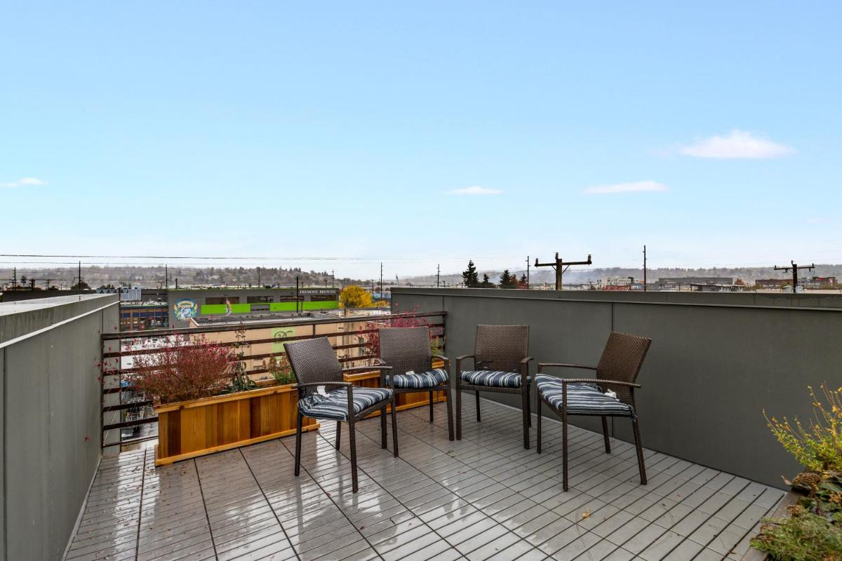 2BR 2BA The Ballard Modish, Seattle Location with rooftop view - Housity