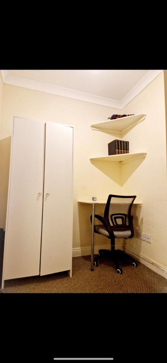 Ensuite Private room Furzehill road - Housity