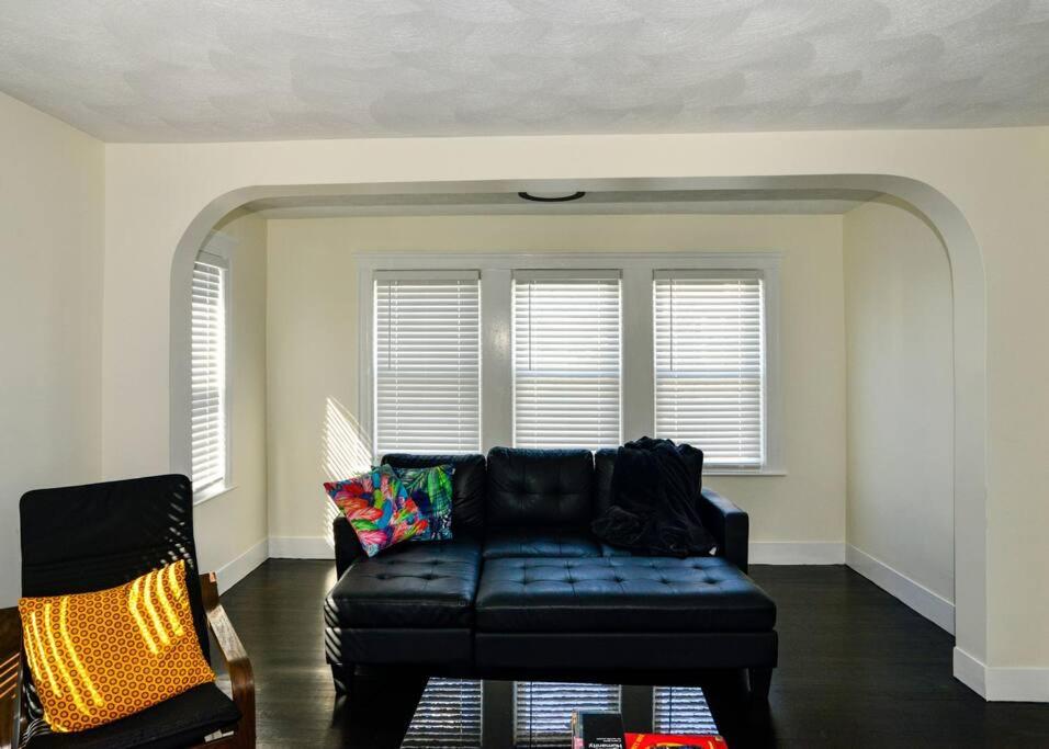 Modern Three Bedroom Condo - Boston - Housity