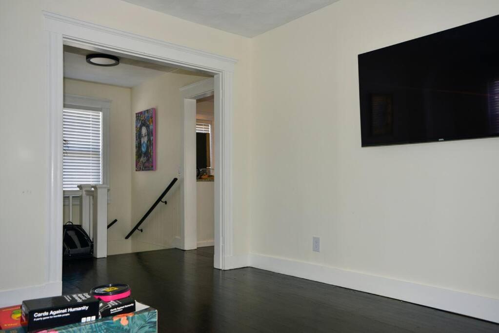 Modern Three Bedroom Condo - Boston - Housity