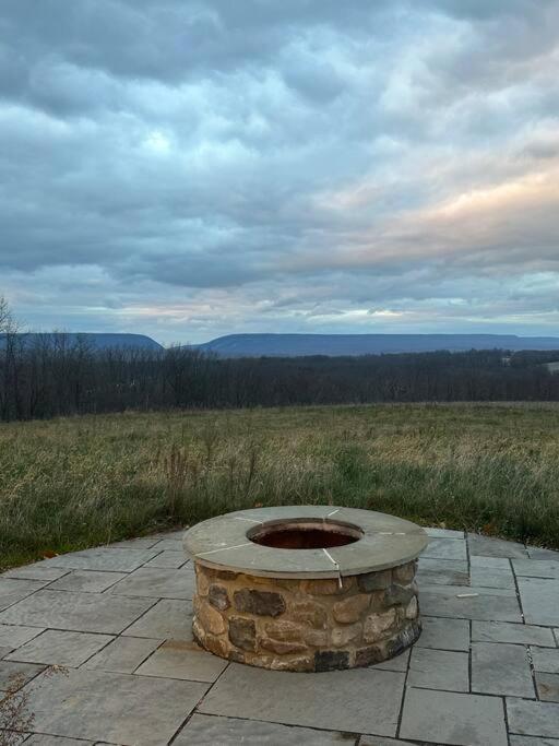 Mountain View Cabin on private 200 Acre Farm - Housity